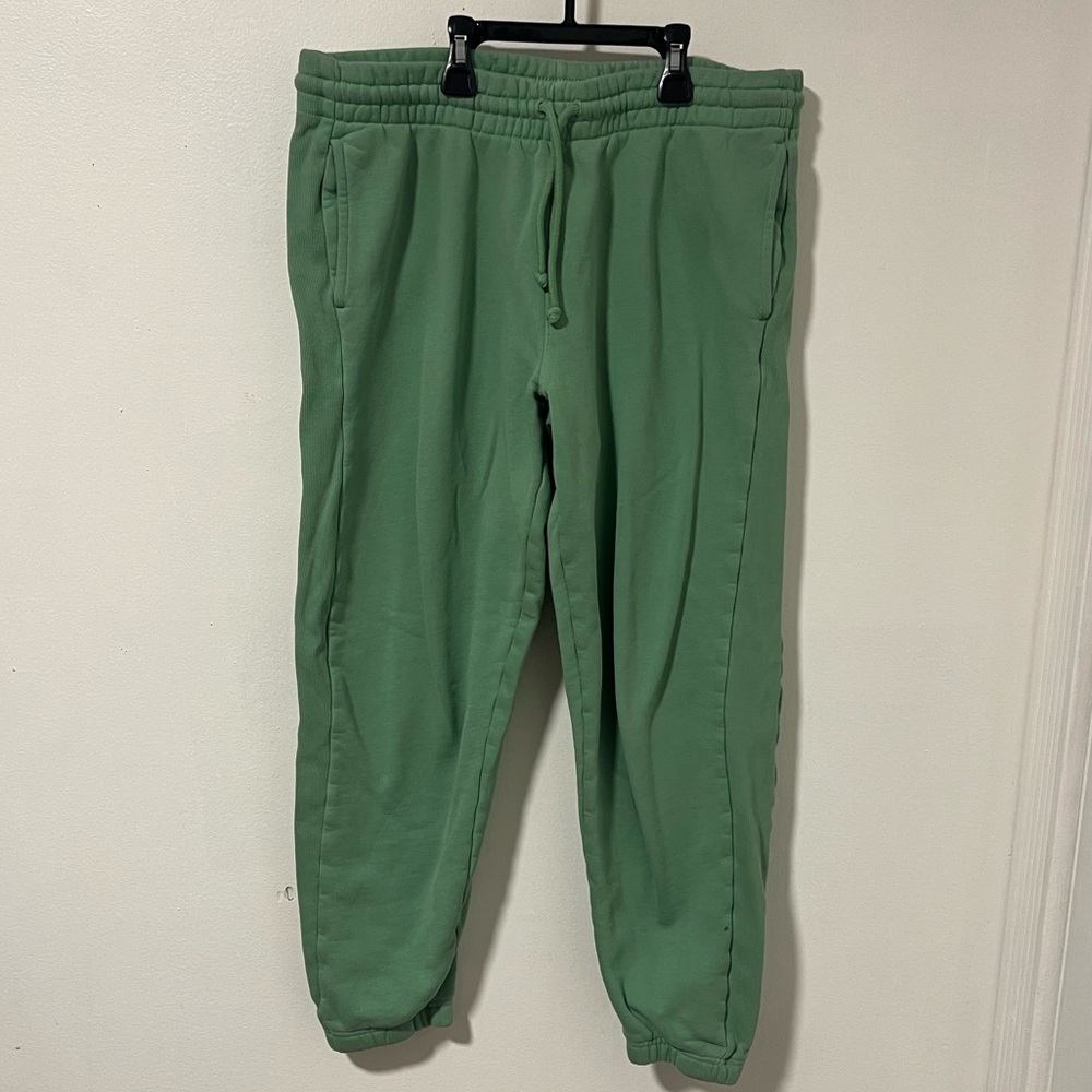 Aritzia TNA Green Boyfriend Fit Sweat Pant. Size Large